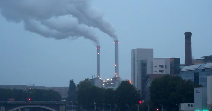 Seine, chemin&eacute;es d'Ivry vues de Paris