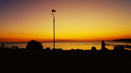 Atardecer con siluetas en negro