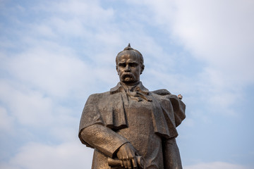 Fototapeta na wymiar Monument to Taras Shevchenko with a dove on his head