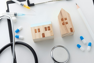 住宅模型と医療品