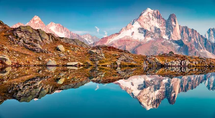 Papier peint photo autocollant rond Mont Blanc Vue d& 39 automne calme sur le lac Cheserys avec le mont Blank en arrière-plan, emplacement de Chamonix. Fantastique scène nocturne de la réserve naturelle de Vallon de Berard, Alpes, France, Europe.
