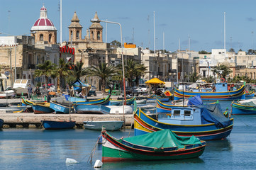 Fototapeta na wymiar マルタ島の船場　カラフルな船