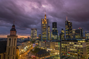 Fototapeta premium Piękny Widok Na Miasto Frankfurt, Niemcy. Frankfurt jest głównym centrum finansowym, w którym znajduje się Europejski Bank Centralny