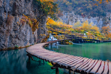 Herrlicher Abendblick auf den Wasserfall mit reinem Wasser im Nationalpark Plitvice. Spektakuläre Herbstszene in Kroatien, Europa. Schönheit des Naturkonzepthintergrundes.