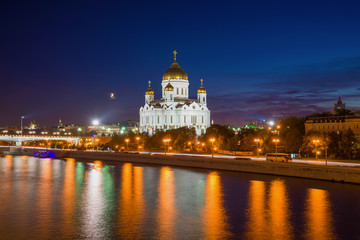 Fototapeta na wymiar View of the Cathedral of Christ the Savior on the embankment of the Moscow River on a September evening