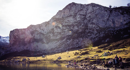 Montaña con el lago Ercina debajo