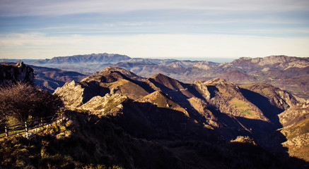 Fototapeta na wymiar Paisaje montañoso de los Picos de Europa