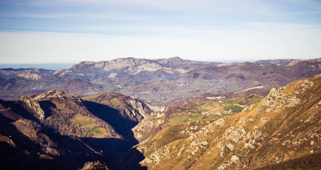 Fototapeta na wymiar paisaje montañoso en los Picos de Europa