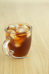 테이블 위 얼음이 들어 있는 아이스커피