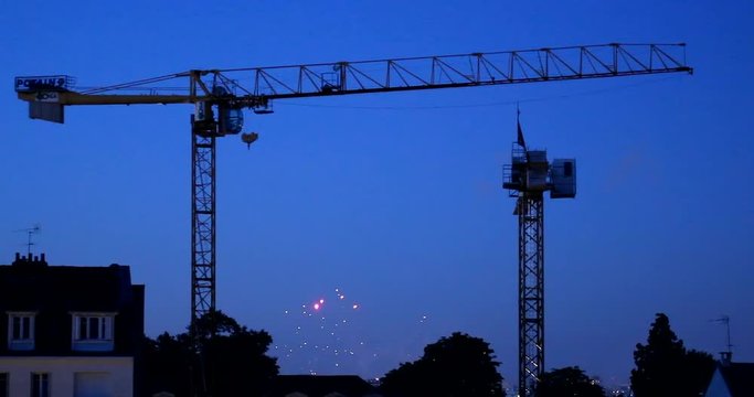 Feu d'artifice silhouettes de b&acirc;timents et grues