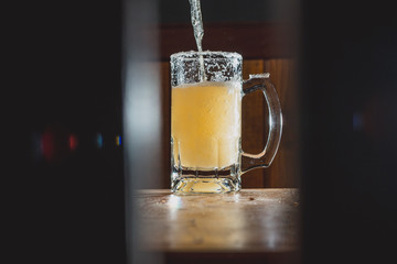 Chopp caindo na caneca