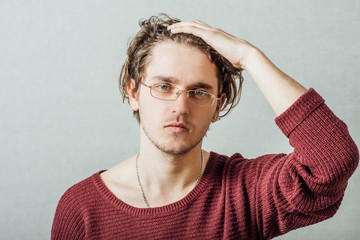 guy with glasses can't remembers holding his head - obrazy, fototapety, plakaty