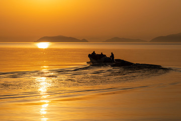 オレンジ色に輝く琵琶湖と漁船