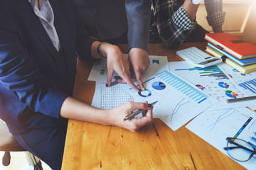 Obraz premium Konsultant ds. Biznesu opisuje plan marketingowy w celu ustalenia strategii biznesowych dla kobiet-właścicielek firm. planowanie budżetu biznesowego i koncepcja badania.