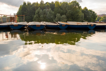 Obraz premium Rowing boats for trips on the boat station
