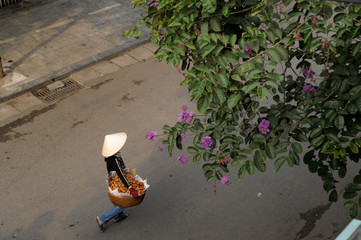 ベトナムの街を歩く人