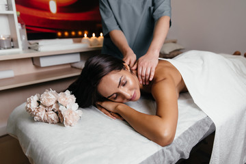 Obraz na płótnie Canvas Young girl in spa massage