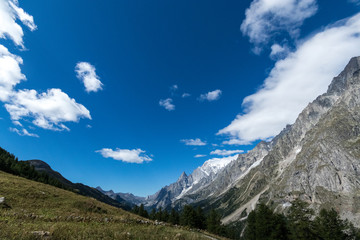 Obraz na płótnie Canvas Top of Mont Blanc seen from the Bonatti refuge. Courmayeur, Aosta Valley, Italy