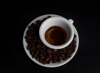 Chicchi di caffè arabico su sfondo nero