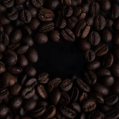 Chicchi di caffè arabico su sfondo nero