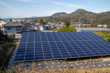 住宅地に迫る太陽光発電システム