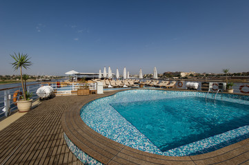 ナイル川クルーズ　アマルコ2号の船上プール