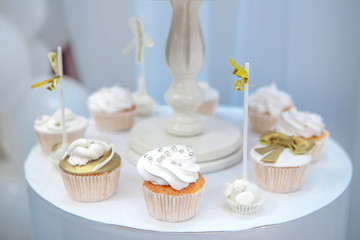 Cupcakes stand on a round plate
