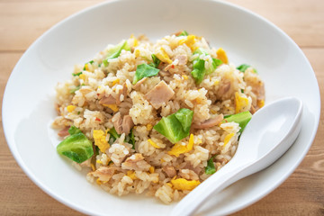 卵とツナとハムのチャーハン