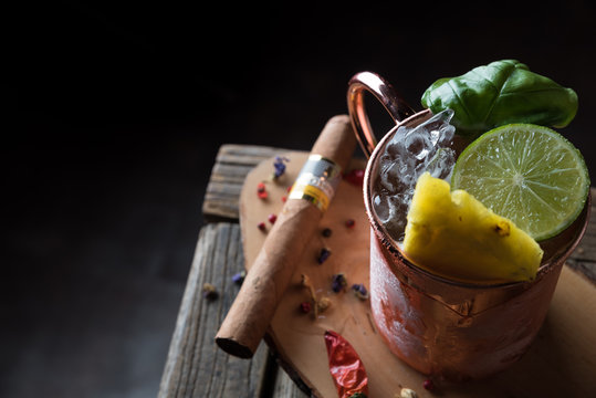 Cocktail cubano servito con decorazioni, sigaro lime in un bicchiere di rame