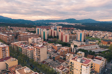 fotografía aérea del atardecer en la cuarentena por coronavirus en sabadell norte