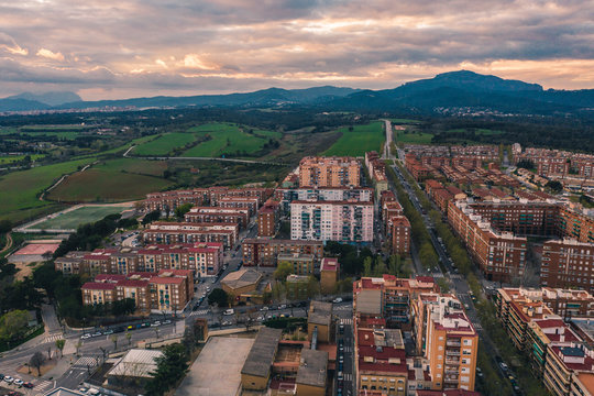 fotograf&iacute;a a&eacute;rea del atardecer en la cuarentena por coronavirus en sabadell norte