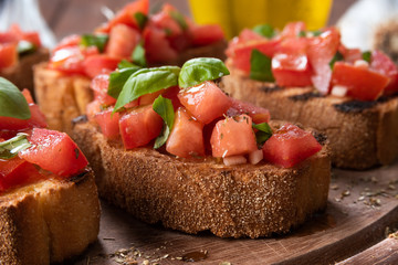 Classiche bruschette italiane al pomodoro fresco. olio extravergine di oliva, aglio, basilico e origano