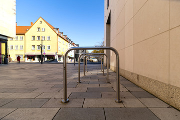 Miejsce parkingowe dla rowerow.  Puste centrum miasta.  Miejsce dla rowerow. Sloneczny dzien w miescie.  Miasto w Hesji, Niemcy.  Czyste niebo .  Aluminiowe porecze.