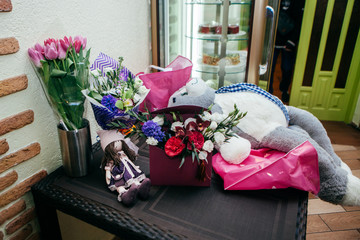 Many gift flowers lie on the table.