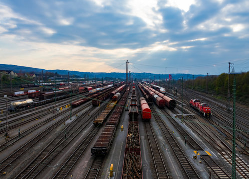 G&uuml;terz&uuml;ge Bahnhof Rangieren Hagen Vorhalle Deutschland Transport Waggons Zug Lok Lokomotive zusammenstellen Abrollen abfertigung Rangierer Versorgung Infrastruktur Technik Logistik Gleise Schienen