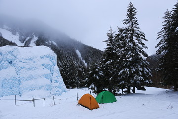 雪の八ヶ岳赤岳鉱泉　テント場の風景