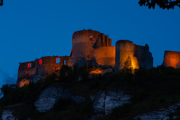 Obraz premium Nocne ujęcie Château Gaillard nad Sekwaną w Normandii we Francji