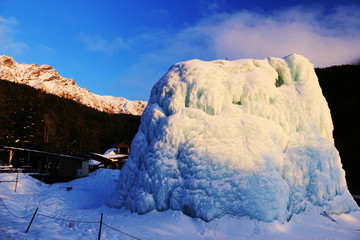 雪の八ヶ岳赤岳鉱泉　夕日に映えるアイスキャンディと八ヶ岳連峰