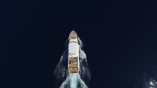 Aerial perpendicular view of a yacht in navigation.