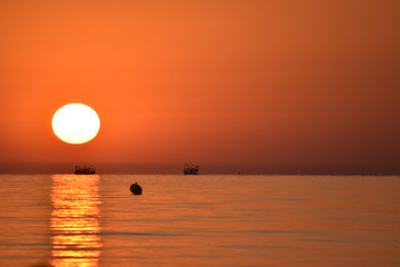 Barche che pescano a Riccione.