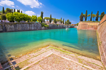 Obraz premium Peschiera del Garda turquoise channel around town walls view,