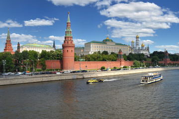 Fototapeta premium Moscow Kremlin and embankment of the Moscow river. Moscow river and Kremlin on a Sunny day.