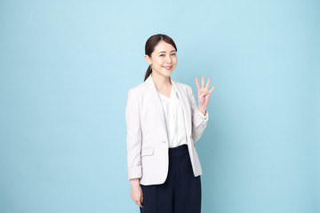 手で数字をあらわしている女性