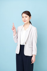 手で数字をあらわしている女性