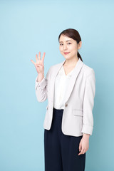 手で数字をあらわしている女性