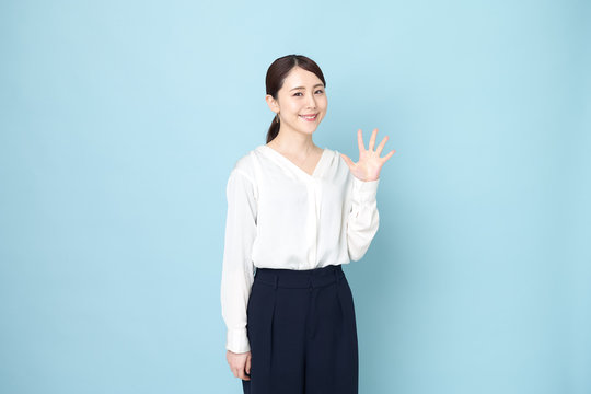 指で数字を作っている女性