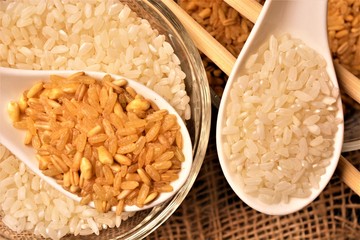 riso bianco e riso integrale in ciotole di vetro su tavolo di legno