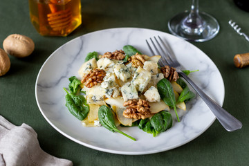 Salad with spinach, pear and blue cheese. Healthy eating. Vegan food. Diet. Recipe.