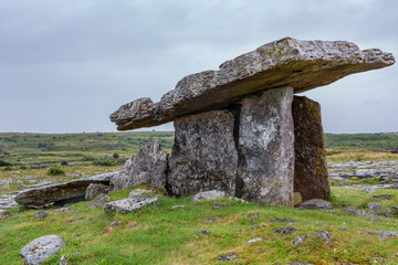 Poulnabrone-Dolmen im Burren  - County Clare, Irland