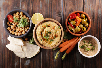 hummus with pita bread and vegetable